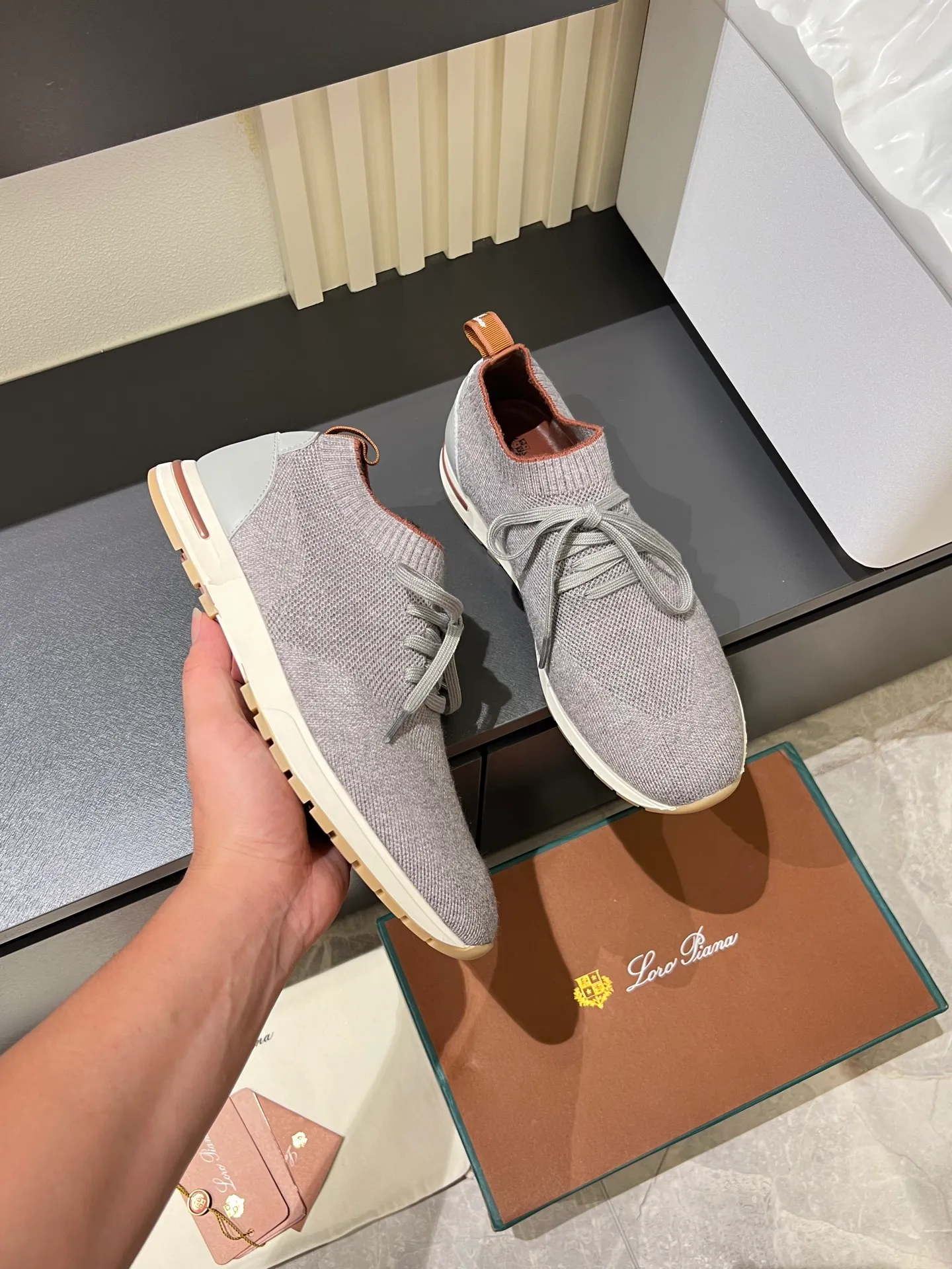 Men's Men's Shoes 💰p380 Loro Men's Shoes 💰piana/Noyo Piana 360 L Men's Shoes 💰p Flexy Walk Men's Sports Shoes These sports shoes are made of knitted wool uppers, and the heel is wrapped in smooth calf leather. Merino sheep are selected from Australia and New Zealand. The upper is machine-woven like a sweater, and then equipped with a white rubber outsole and a Kummel-colored sole. It is both beautiful and non-slip. The fabric is 100% cashmere and the insole is calf leather. It is super comfortable on the feet! Comes with full original packaging! Multiple colors available! Size: 38-44 (45 customized)